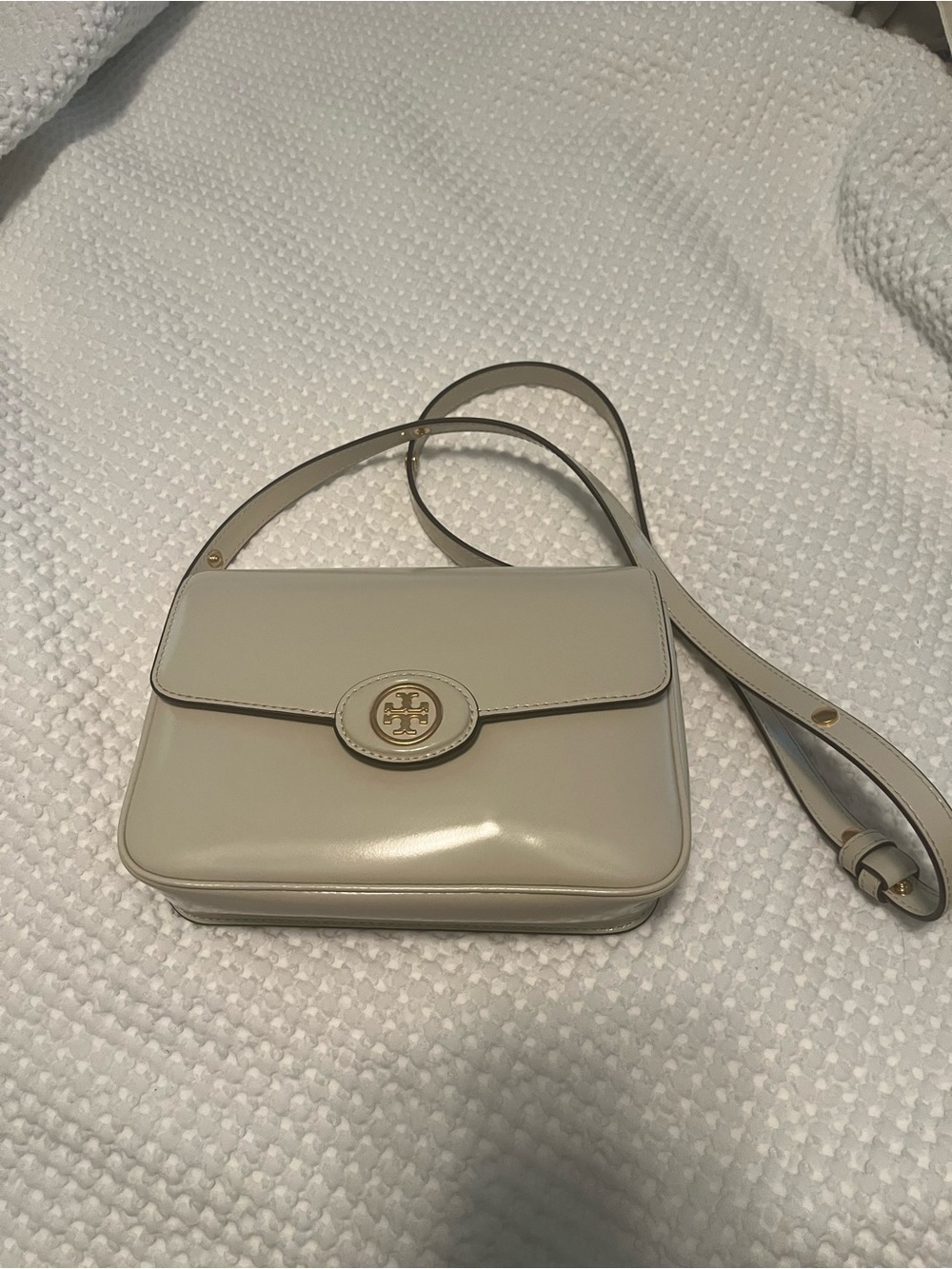 Tory Burch Cream Patent Leather shoulder bag with Gold Logo Medallion